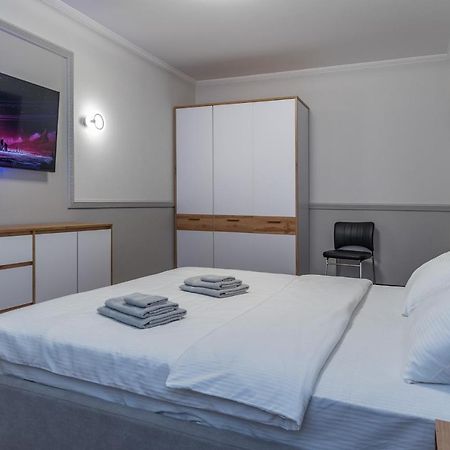 Modern 3 Bedroom Apartment Київ Екстер'єр фото